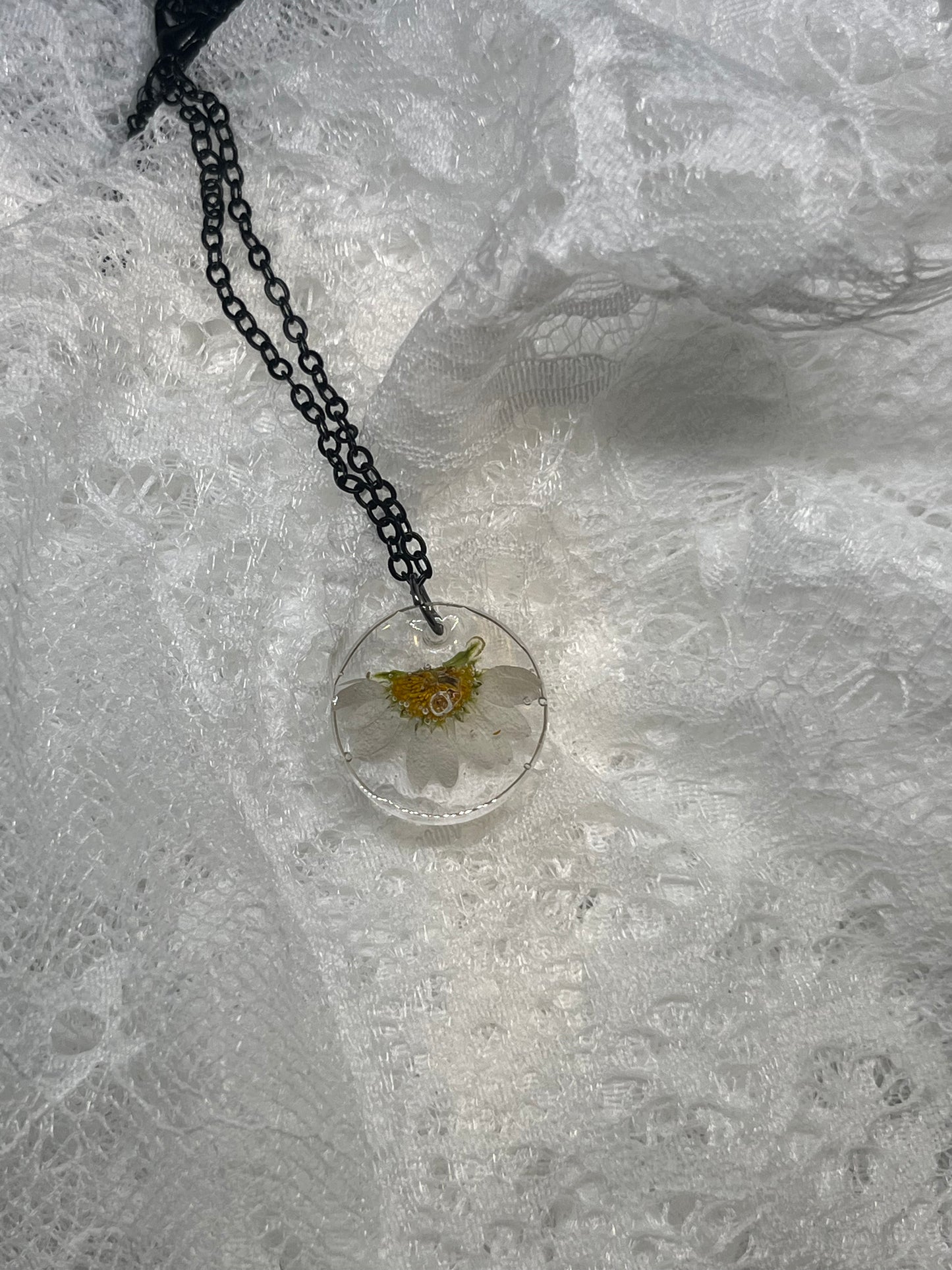 Half daisy necklace