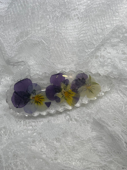Viola hair clip
